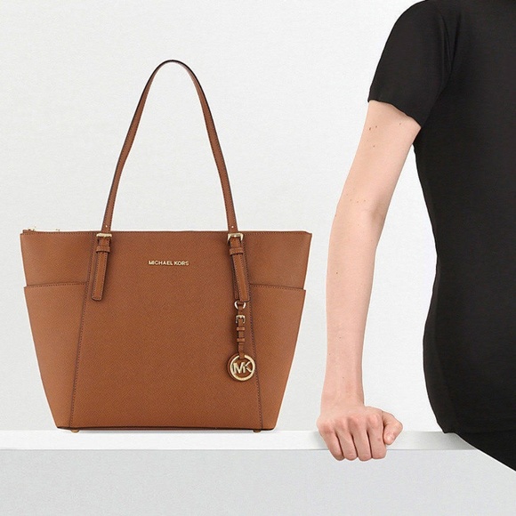 Michael Kors Handbags - Michael Kors Jet Set Saffiano Handbag-Like New!
